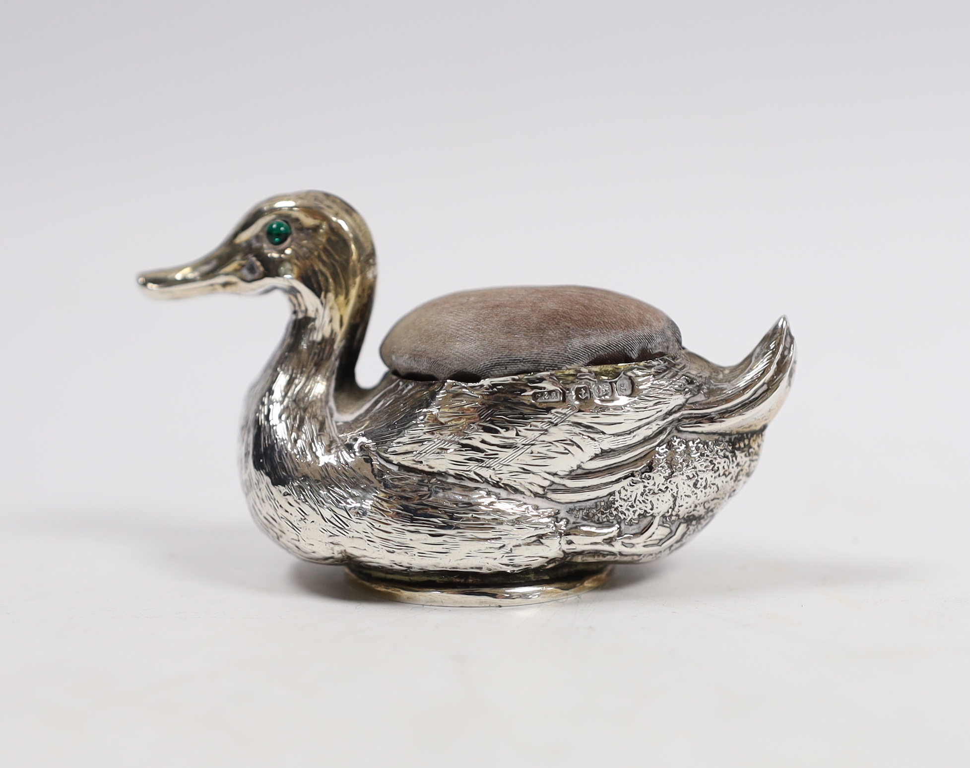 An Edwardian novelty silver pin cushion, modelled as a duck, Crisford & Norris, Birmingham, 1906, length 75mm.